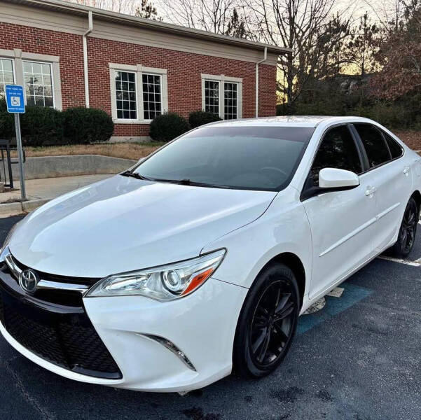 2017 Toyota Camry SE's photo