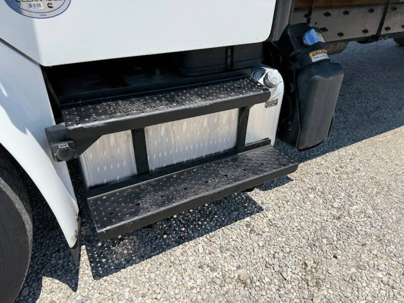 2017 Freightliner M2 106