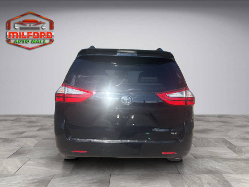 2017 Toyota Sienna XLE Premium 8-Passenger