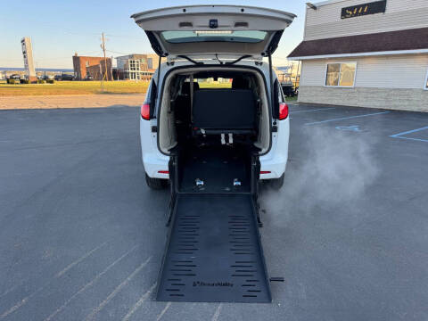 2022 Chrysler Voyager LX