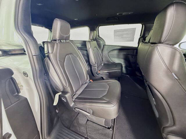 2027 Chrysler Pacifica Select