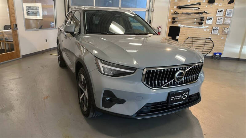 2025 Volvo XC40 B5 Plus Bright Theme