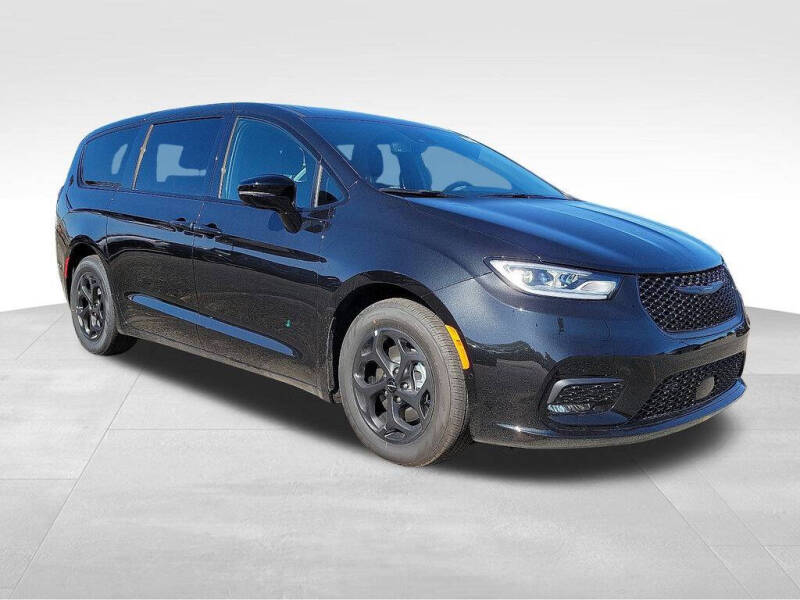 2023 Chrysler Pacifica Hybrid Limited's photo