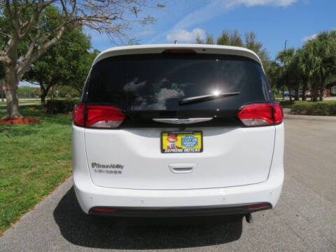 2025 Chrysler Voyager LX