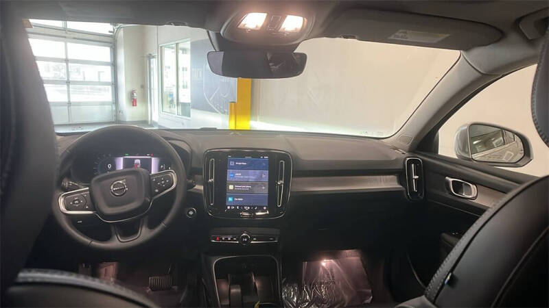 2025 Volvo XC40 B5 Core Bright Theme