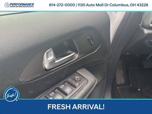 2025 Chrysler Pacifica Plug-In Hybrid Select