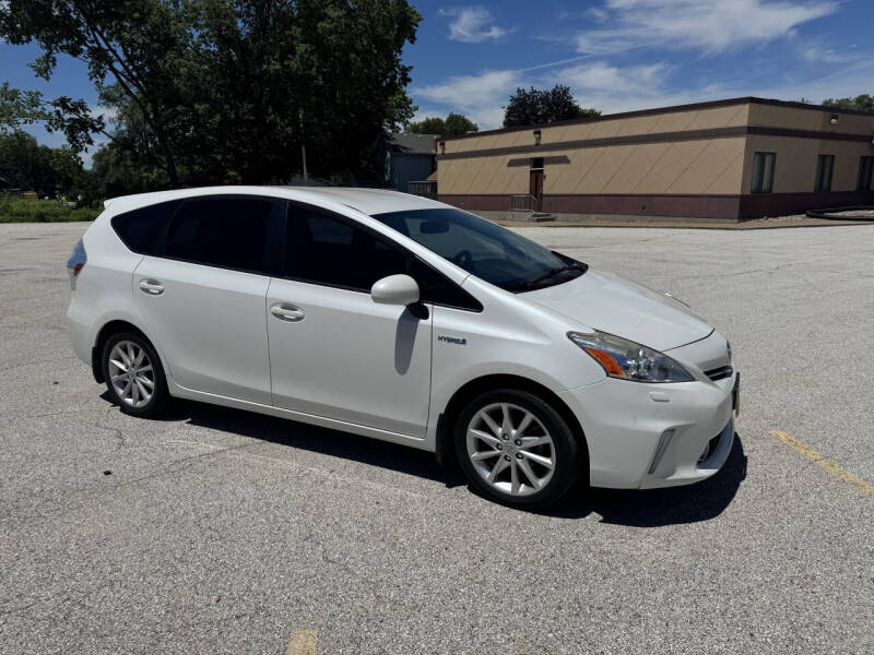 2014 Toyota Prius v Five