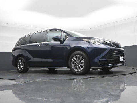 2022 Toyota Sienna LE 8-Passenger