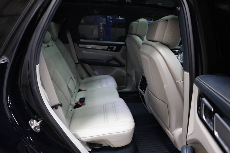 2023 Porsche Cayenne Platinum Edition