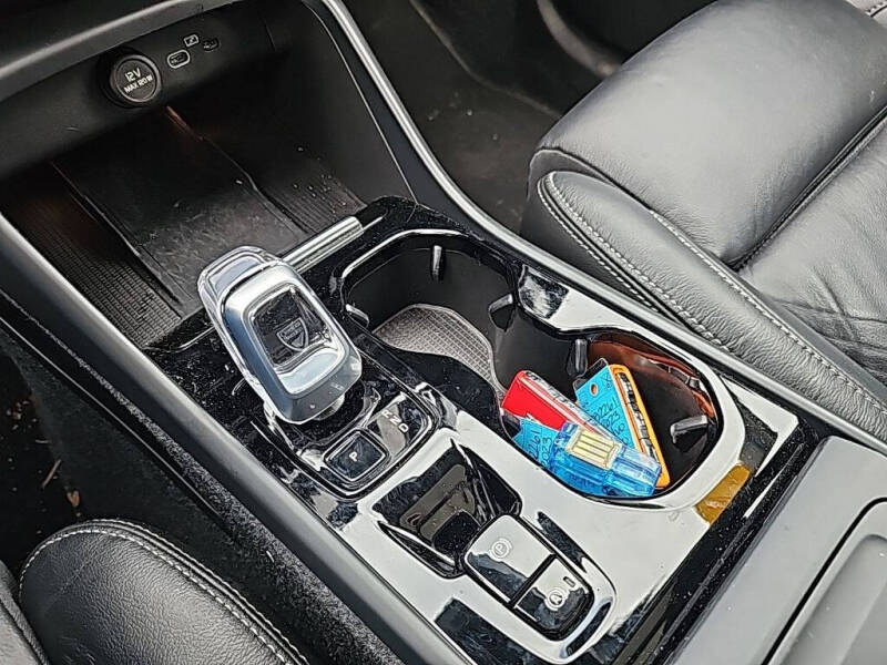 2023 Volvo XC40 B5 Plus Bright Theme