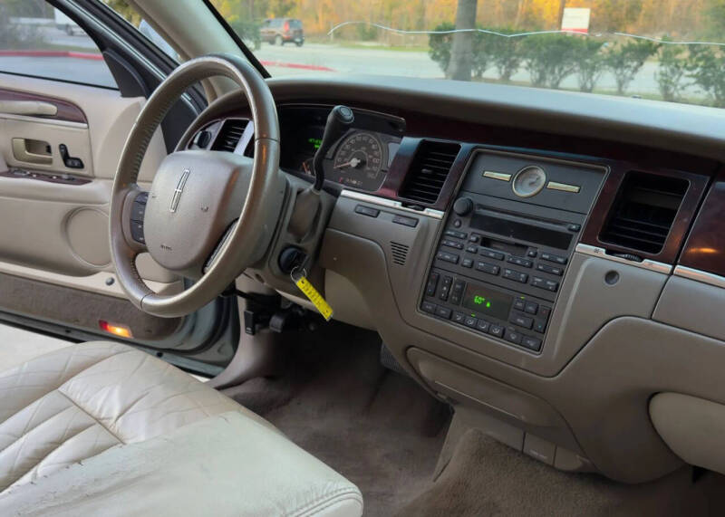 2005 Lincoln Town Car Signature