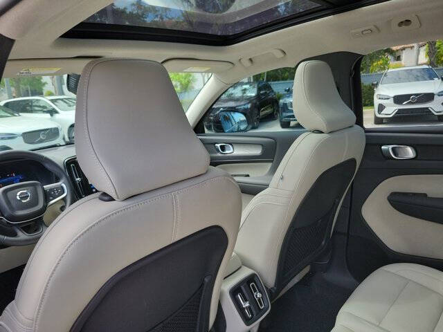 2025 Volvo XC40 B5 Plus Bright Theme