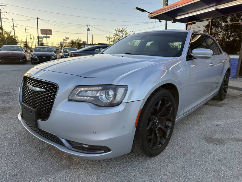 2019 Chrysler 300 S's photo