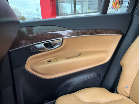 2016 Volvo XC90 T6 Momentum