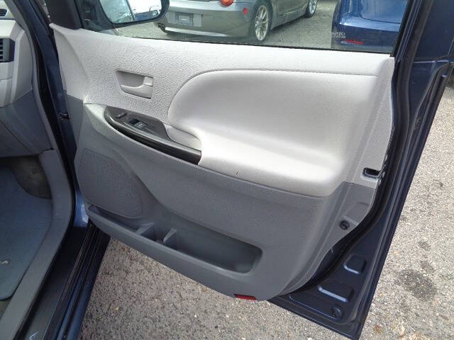 2014 Toyota Sienna LE 8-Passenger