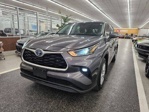 2022 Toyota Highlander Hybrid for sale at Dixie Imports in Fairfield OH