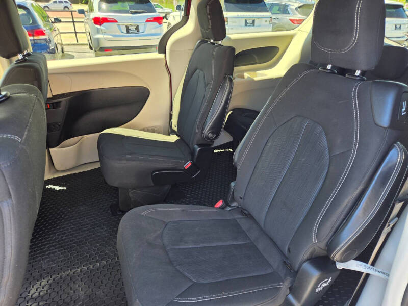 2020 Chrysler Voyager LX