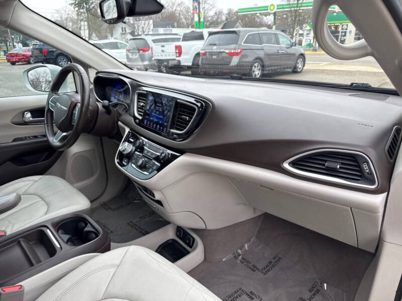 2017 Chrysler Pacifica Touring-L