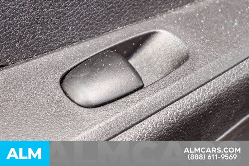 2022 Nissan Kicks SR