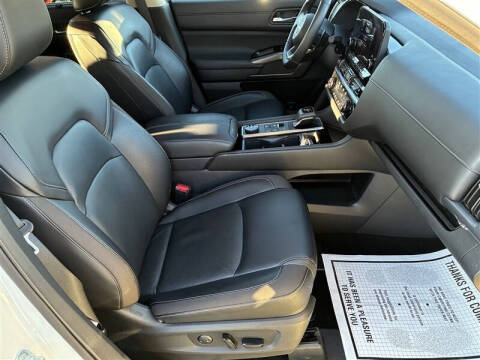 2023 Nissan Pathfinder SL