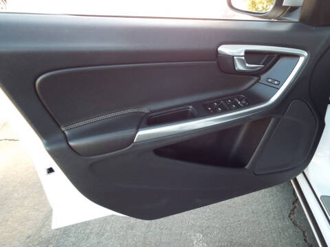 2016 Volvo V60 T6 R-Design Platinum