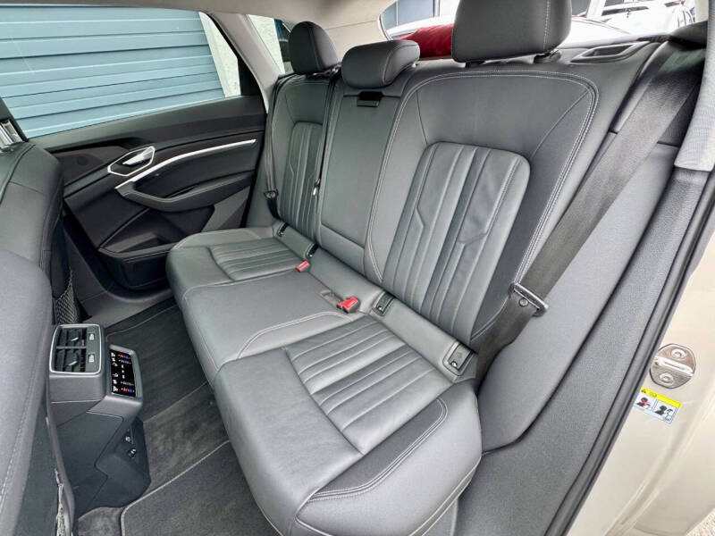 2021 Audi e-tron quattro Premium