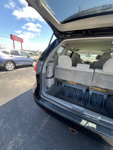 2013 Toyota Sienna LE 8-Passenger