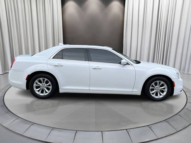 2016 Chrysler 300 Anniversary Package photo 2