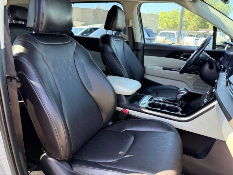 2024 Kia Carnival SX