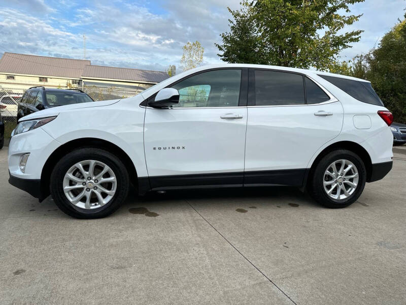 2018 Chevrolet Equinox LT photo 2