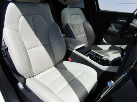 2024 Volvo XC40 B5 Plus Bright Theme