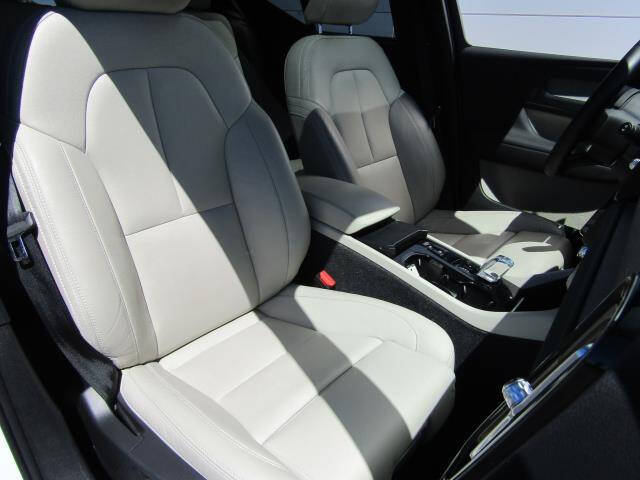 2024 Volvo XC40 B5 Plus Bright Theme