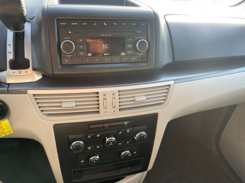 2010 Volkswagen Routan SE