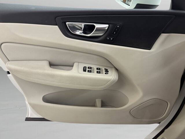 2022 Volvo XC60 B5 Momentum