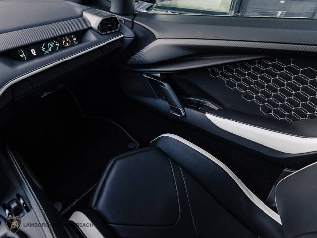 2024 Lamborghini Revuelto