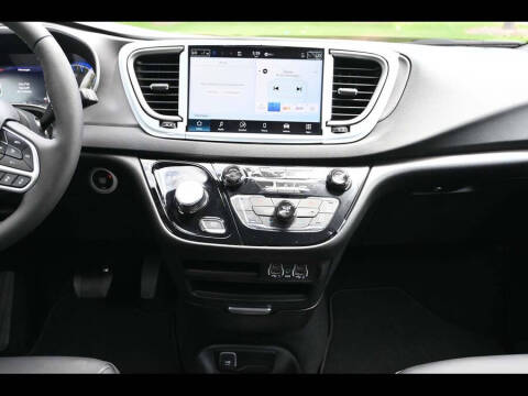 2025 Chrysler Voyager LX