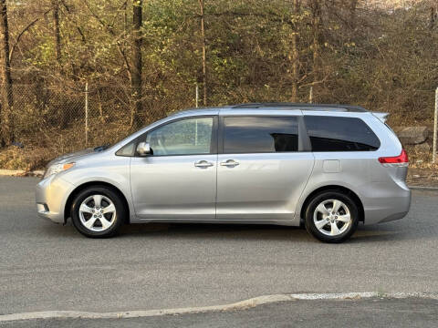2013 Toyota Sienna LE 8-Passenger