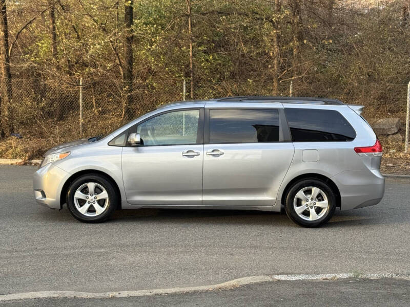 2013 Toyota Sienna LE 8-Passenger