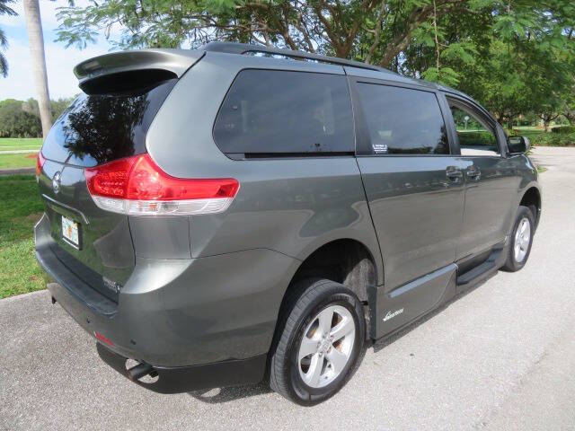 2014 Toyota Sienna LE Mobility 7-Passenger