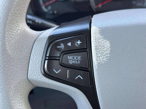 2011 Toyota Sienna LE 7-Passenger Auto Access Seat