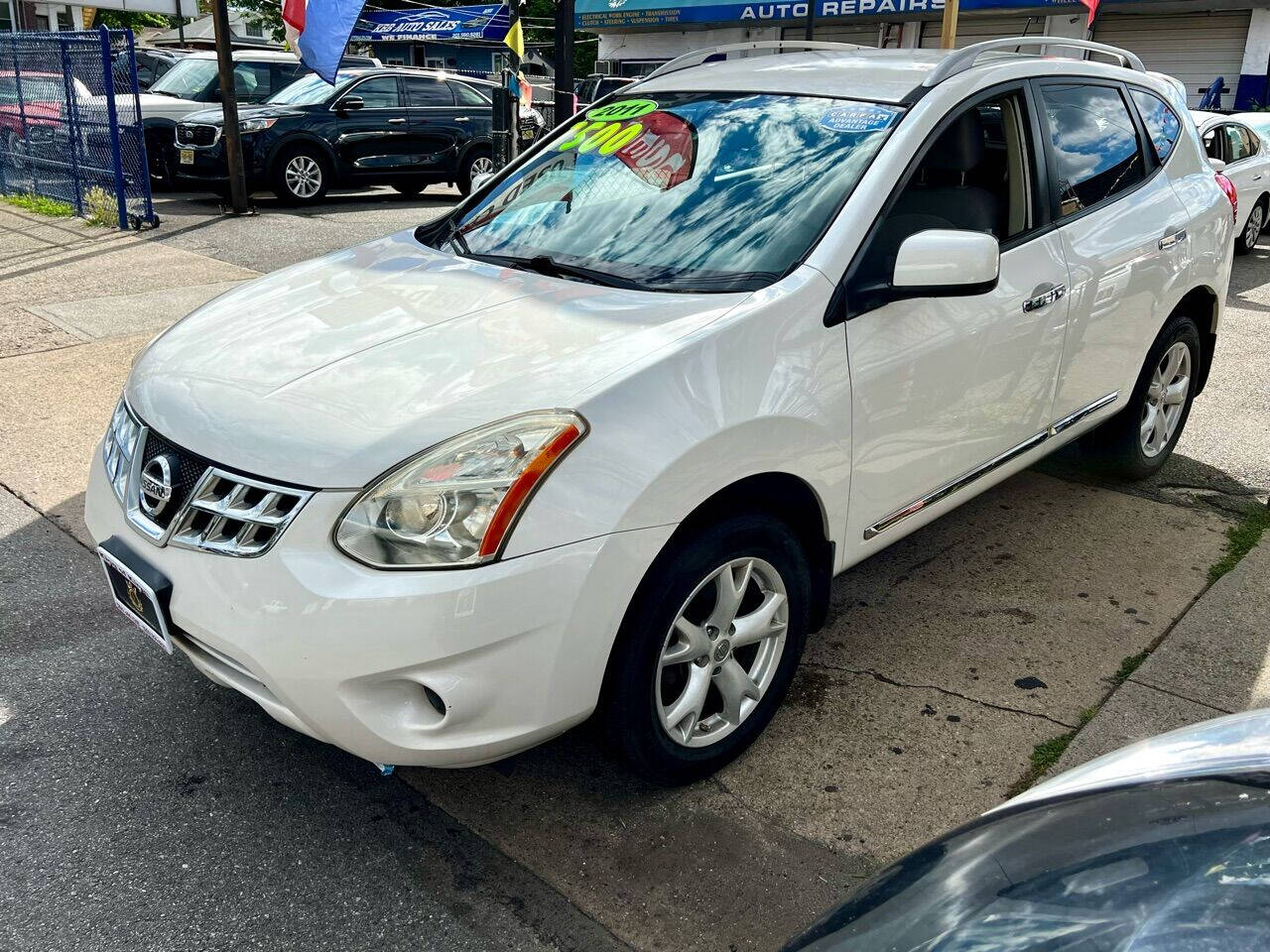 2011 Nissan Rogue SV AWD 4dr Crossover - Off White exterior view 2