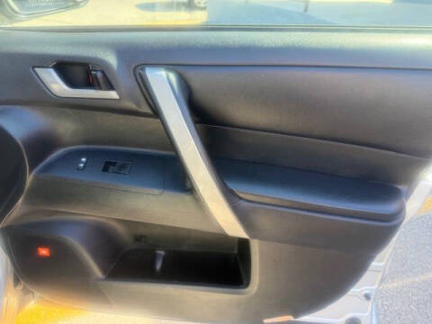 2012 Toyota Highlander SE