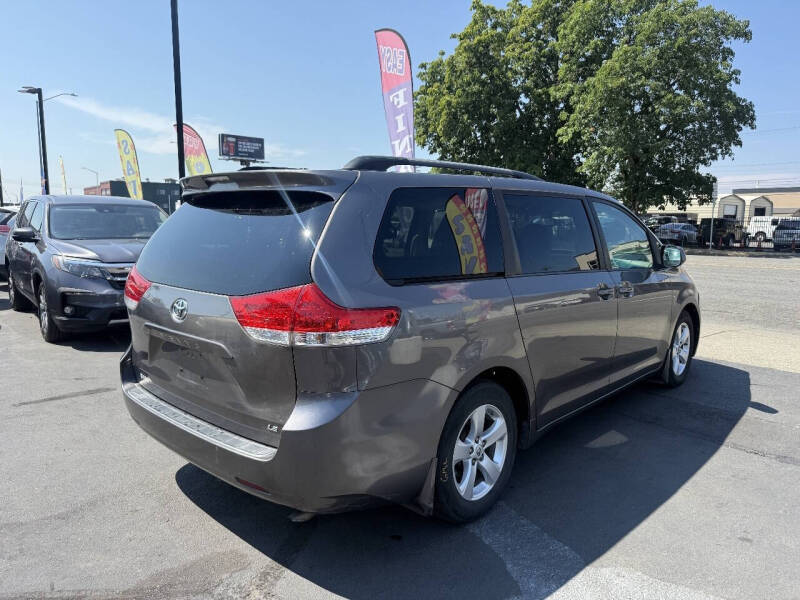 2014 Toyota Sienna LE 7-Passenger Auto Access Seat
