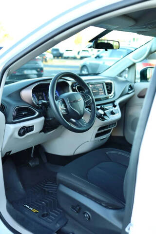 2022 Chrysler Voyager LX