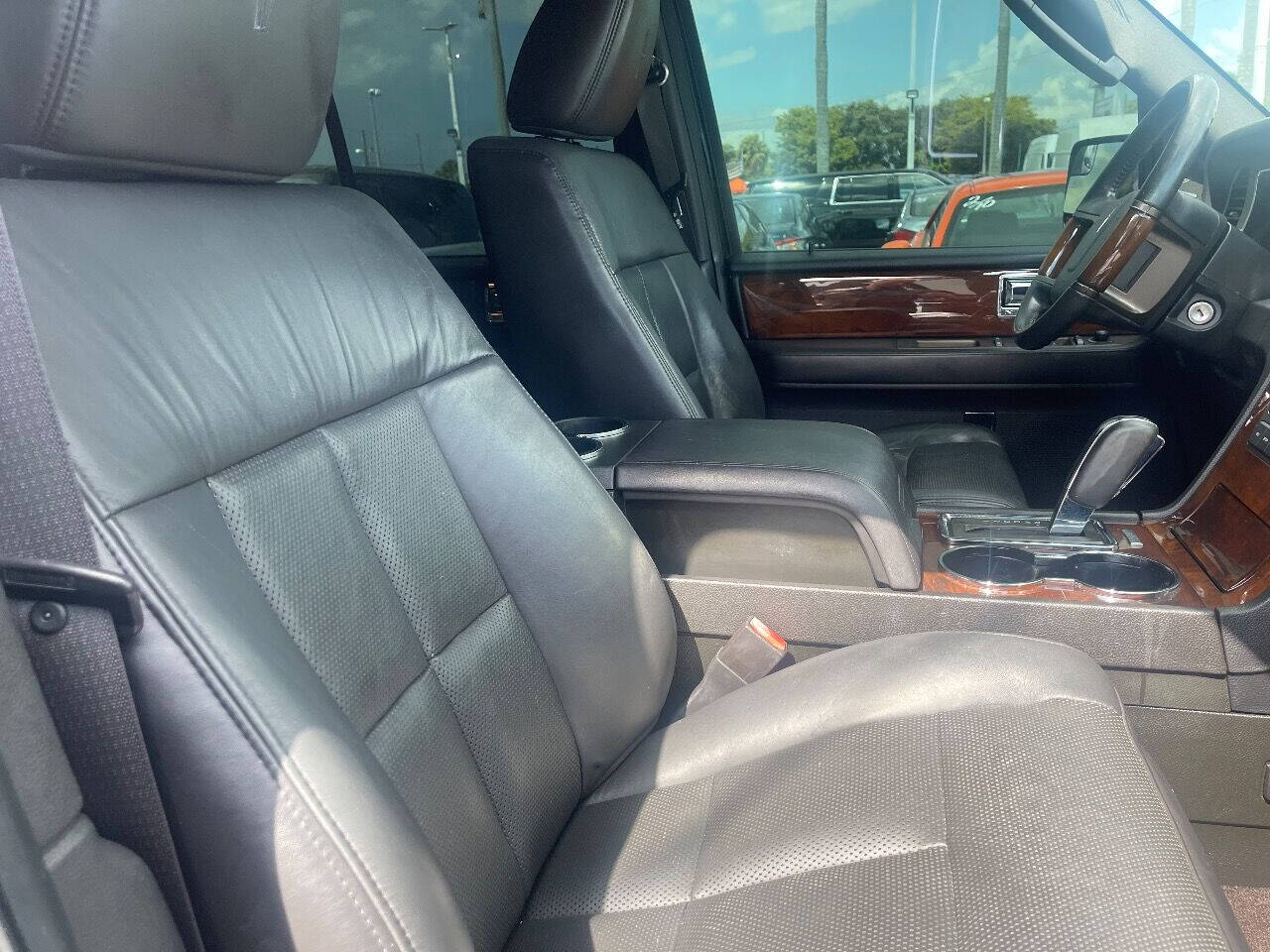2014 LINCOLN Navigator SUV / Crossover - $15,900