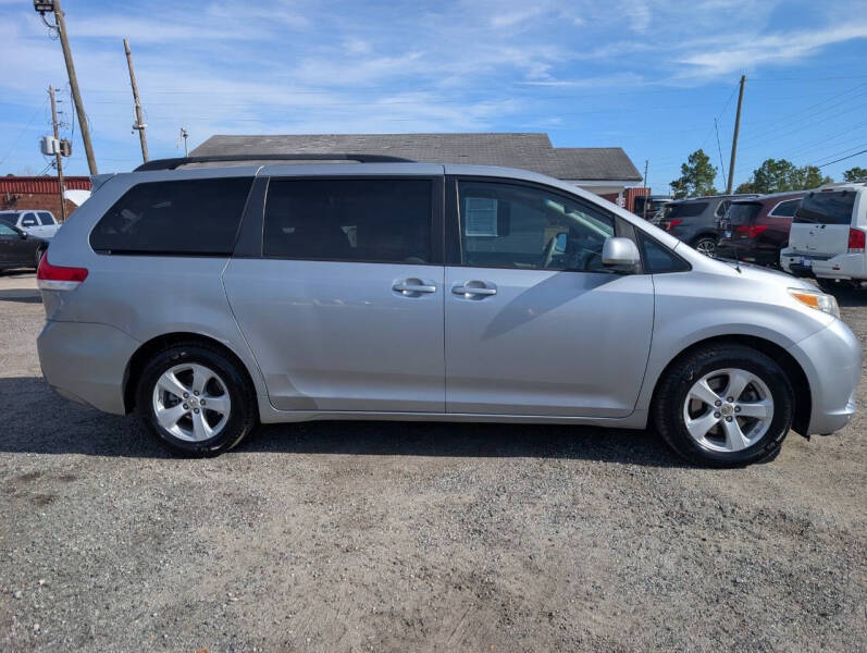 2011 Toyota Sienna LE 7-Passenger Auto Access Seat