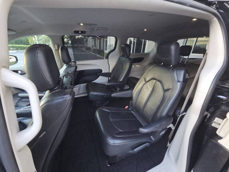 2017 Chrysler Pacifica Touring-L Plus