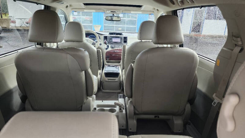 2013 Toyota Sienna XLE photo 23