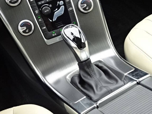 2016 Volvo XC60 T6 Drive-E R-Design Platinum