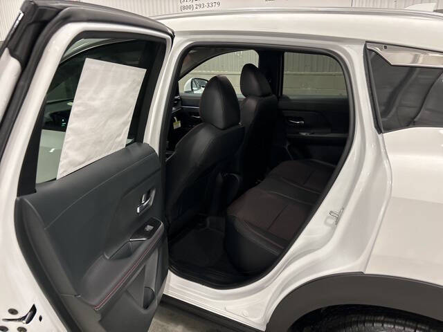 2025 Nissan Kicks SR